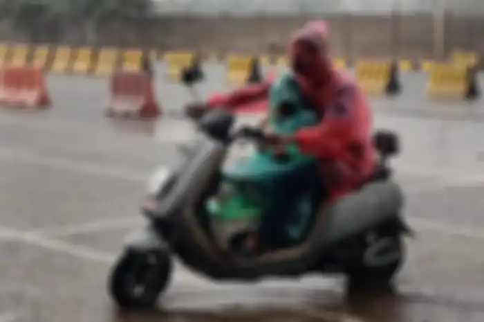 Foto ilustrasi. motor listrik kehujanan dan kotor. 