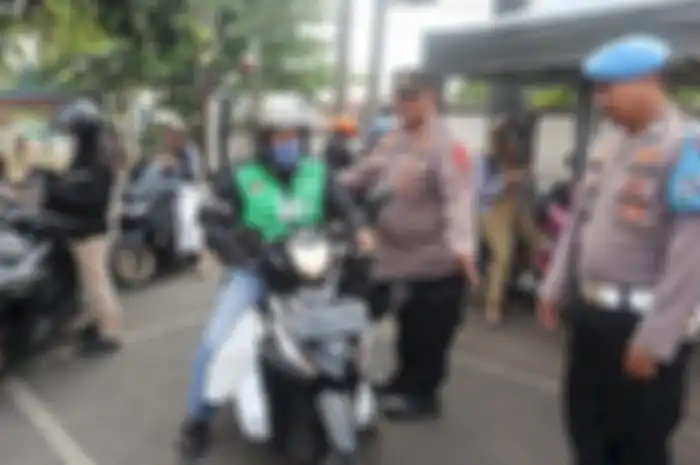 Pemeriksaan pajak kendaraan bermotor di depan Kantor Samsat dan Puskesmas Ciamis, Jalan Jenderal Sudirman, Kabupaten Ciamis, Jawa Barat, Selasa (7/11/2023). 