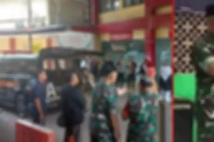 Pihak keluarga menjemput jenazah Danramil 03/Senen Mayor Inf Ahmad Suryana di RS Polri Krsmatjati, Jakarta Timur, Sabtu (11/11/2023).