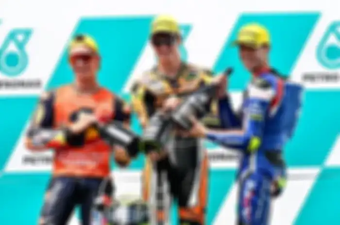 Podium Moto2 MotoGP Malaysia 2023, Fermin Aldeguer (tengah) dan Pedro Acosta (kiri) tidak selebrasi buka botol sampanye, terungkap faktanya