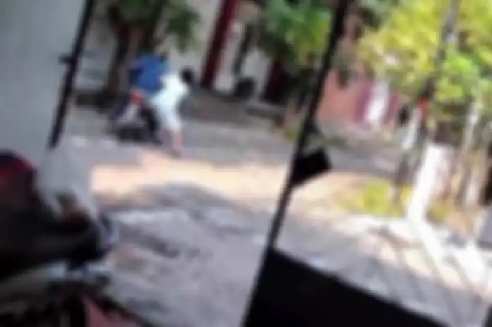Emak-emak bernama Valentina Harjiwati (67) warga Pedurungan Kota Semarang jadi korban penjambretan, korban sampai terseret motor.