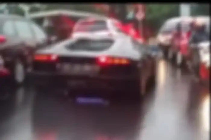 Lamborghini vs Angkot lawan arah di Bandung terekam pemotor