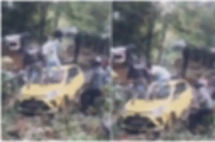 Mobil Toyota Agya dihancurkan warga usai senggol pemotor di Kota Ternate Maluku Utara pada Selasa (14/11/2023) pukul 17.30 WIT.