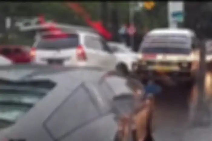 Video Lamborghini hadang angkot lawan arah di Bandung.