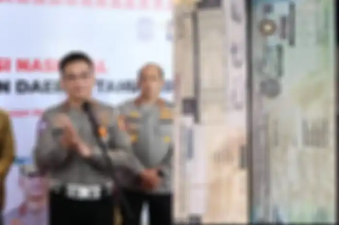Ilustrasi Kakorlantas Polri Irjen Pol Firman Shantyabudi (kiri) dan bayar pajak STNK (kanan).