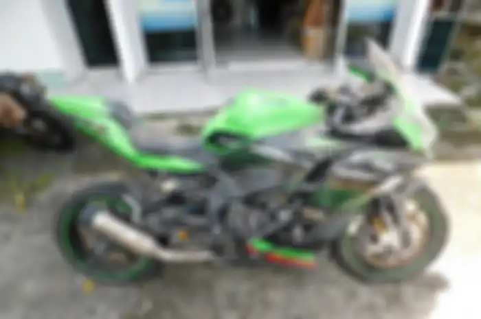 Kawasaki Ninja ZX-25R dilelang murah meriah pas buat bahan modifikasi.