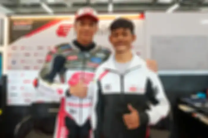 Pembalap Indonesia Veda Ega Pratama (kanan), bersama pembalap MotoGP Takaaki Nakagami, cetak rekor pembalap Indonesia terhebat sepanjang sejarah Asia Talent Cup digelar