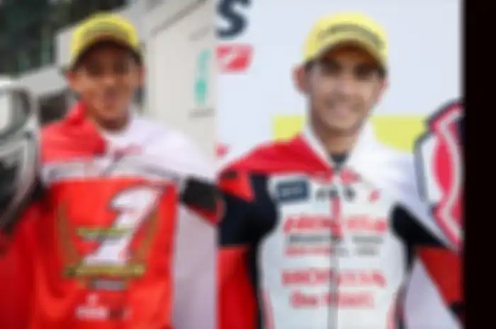 Veda Ega Pratama (kiri) pembalap Indonesia pertama juara umum dan Andi Farid Izdihar (kanan) pembalap Indonesia pertama gasak kemenangan Asia Talent Cup