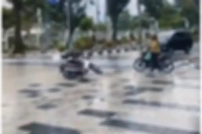 Kondisi Jalan Sudirman, Medan yang dikeramik hingga mengakibatkan para pemotor berjatuhan.