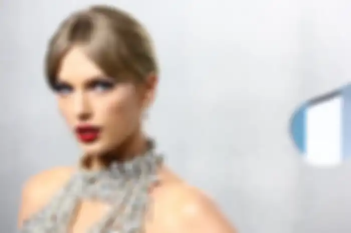Ilustrasi lipstik maroon Taylor Swift