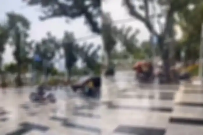 Persimapangan Jalan Sudirman Medan diduga pakai keramik bikin pemotor jatuh.