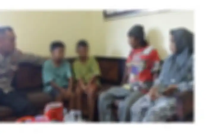 Dua bocah yang nekat ke Jakarta dijemput orang tuanya dan berada di Mapolsek Pangarengan, Kabupaten Sampang, Madura, Selasa (21/11/2023).
