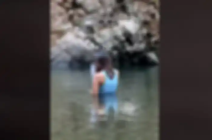 wanita hamil ngidam berendam di air terjun