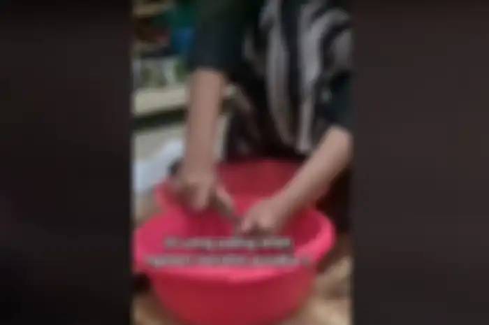wanita hamil ngidam membersihkan pusaka