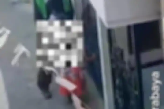 Oknum bertaribut ojol melakukan hal tidak senonoh kepada anak kecil yang viral di media sosial. 