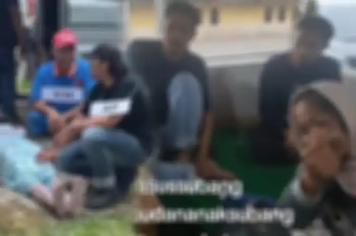 Mimin dan dua anaknya, Arighi dan Abi hadir di lokasi rekonstruksi kasus Subang. Mimin sempat mengacungkan jembol hingga membetuk tanda saranghaeyo.