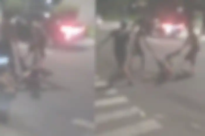 Warga berhamburan meringkus seorang pria diduga maling langsung dihakimi dan dilindas motor di kawasan Danau Sunter, Tanjung Priok, Jakarta Utara, Rabu (22/11/2023) malam.  