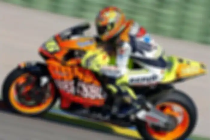 Valentino Rossi mengincar Honda RC211V sampai menukar sang adik, Luca Marini ke Honda. 