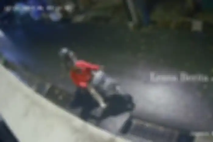 Maling tutup got pakai Honda Vario tertangkap kamera CCTV di Jakarta Barat