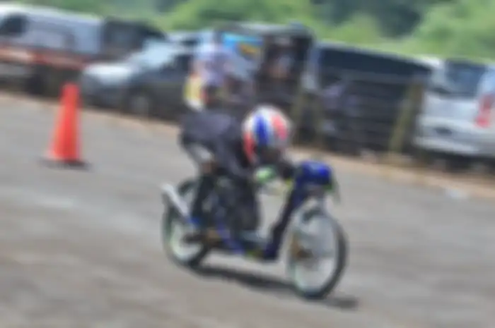 Drag Bike Skuter Tuning Vol.2 di Lanud Cicangkal tidak mengizinkan pembalap pakai gaya Superman, ini alasannya. 