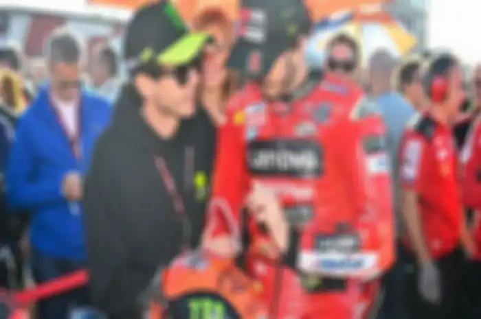 Momen Valentino Rossi (kiri) berdiskusi dengan Francesco Bagnaia (kanan) di Sprint Race MotoGP Valencia 2023.