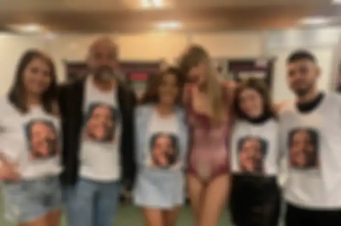 Taylor Swift dengan keluarga kor