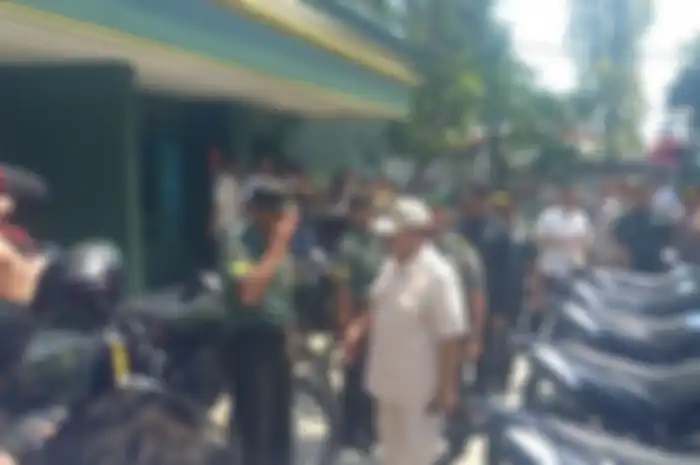 Prabowo Subianto saat memberikan motor trail untuk TNI Polri di Tuban.