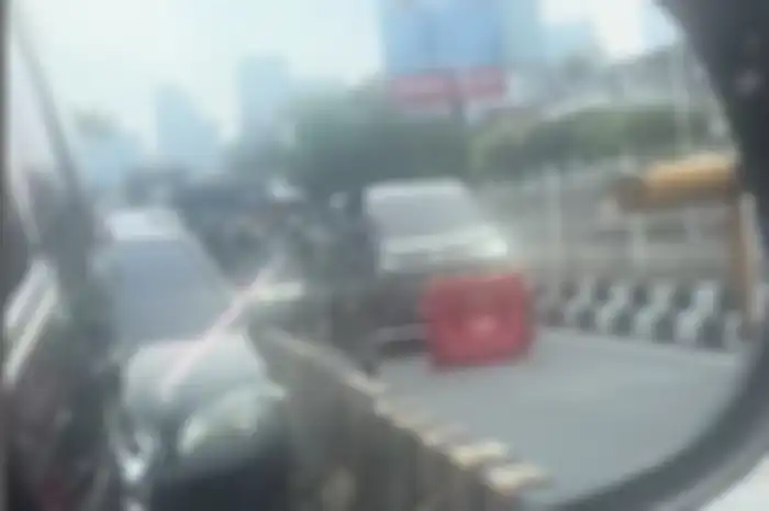 Anggota TNI hadang mobil mewah dan motor masuk jalur Busway