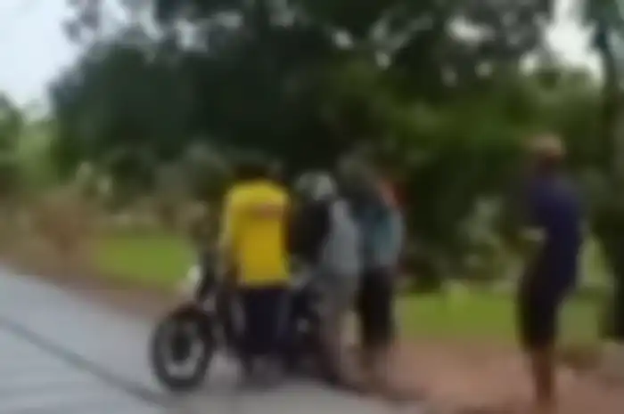 Terjadi lagi motor terobos jalan cor, pekerja marah dan berikan salam olahraga