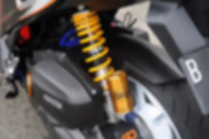 Ohlins HO545 dengan tabung digunakan sebagai sok belakang.