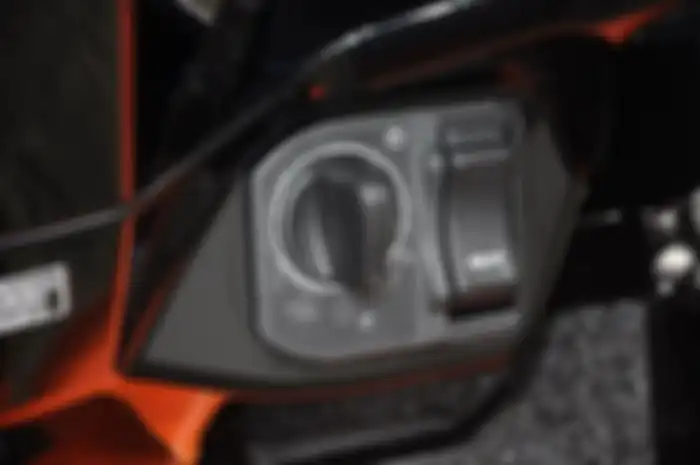 Pakai kunci keyless kepunyaan Honda ADV150.