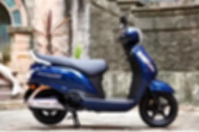 Suzuki Address di Inggris pakai pelek belang depan 12 dan belakang 10 inci