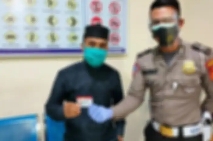 Ilustrasi pemberian SIM gratis oleh kepolisian.