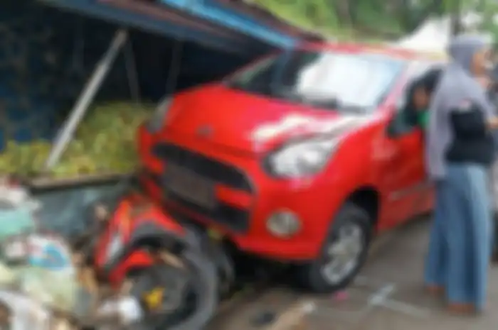Daihatsu Ayla tabrak delapan motor di Sukabumi