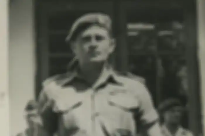Kapten Raymond Westerling. Artikel ini menjelaskan secara singkat kronologi peristiwa pemberontakan Angkatan Perang Ratu Adil (APRA) yang terjadi pada tahun 1950.