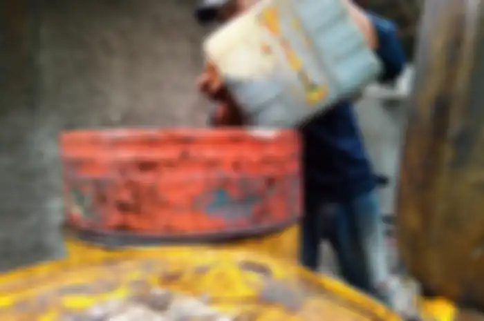 Pengakuan pengepul oli bekas, ada produsen oli minta dikirim untuk bikin oli daur ulang
