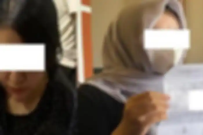 Dokter di Kota Kendari menganiaya anak buahnya yang merupakan apoteker di apotik miliknya. 