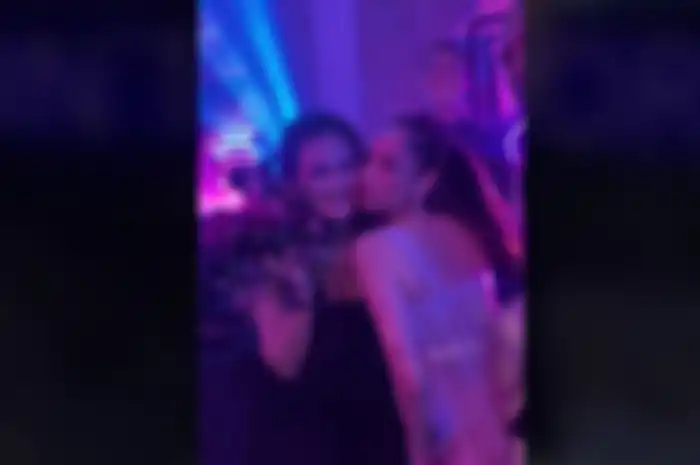 Momen Luna Maya dapat buket bunga di pernikahan BCL