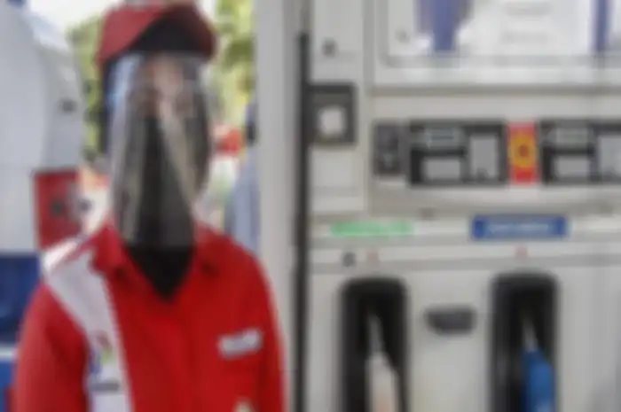 Foto ilustrasi SPB Pertamina dan Petugas. Menteri ESDM jelaskan kenapa harga Pertamax turun tapi Pertalite tidak.