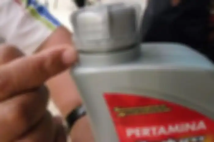Beberapa oli motor sudah dilengkapi hologram, goyangkan bagian tutupnya akan kelihatan oli asli atau palsu.