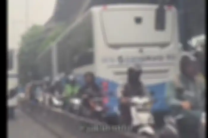 Warga Jakarta Utara nekat putar balik di jalur Busway