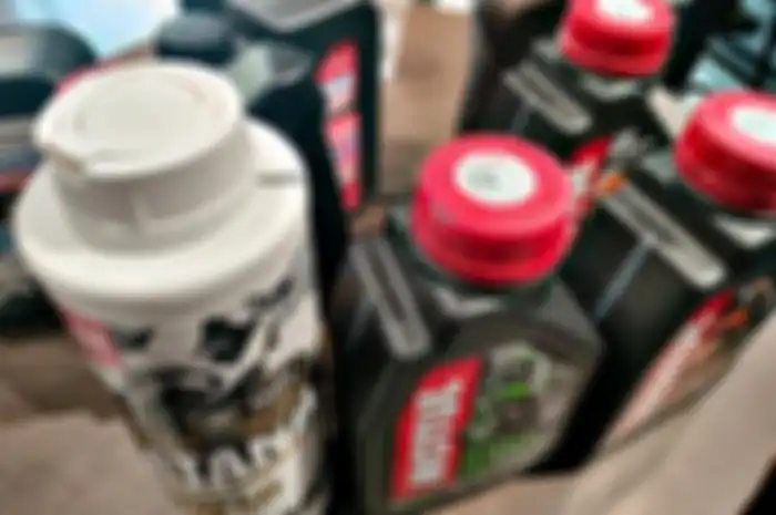 Oli IPONE dan Motul punya tutup botol khusus