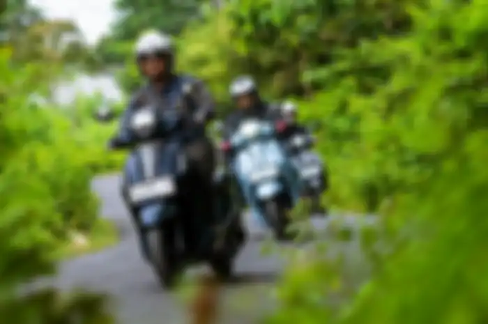 Ilustrasi naik motor matic Yamaha Grand Filano buat touring