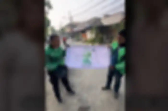Teman Baskoro yang ikut datang di hari wisudanya