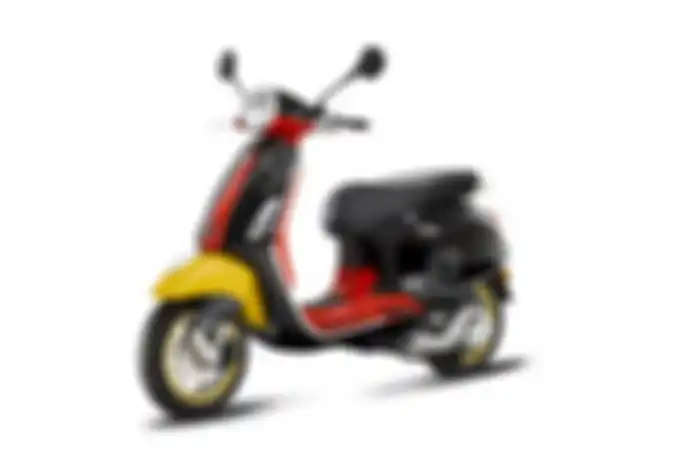Vespa Primavera edisi Mickey Mouse dijual di Indonesia.