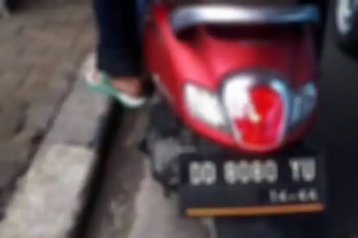 Ilustrasi penggunaan pelat nomor palsu pada motor. 
