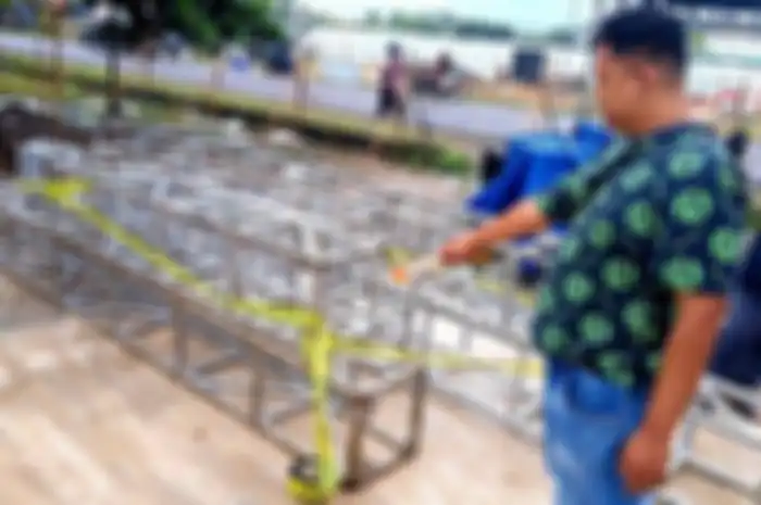 Gerbang start balap road race di Paser, Kalimantan Timur diberi garis polisi.