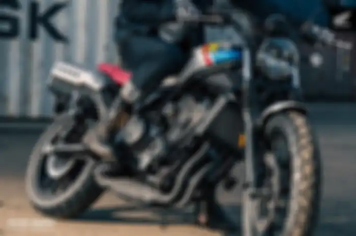 Motor baru Honda gaya scrambler dengan grafis mirip hasil modifikasi.