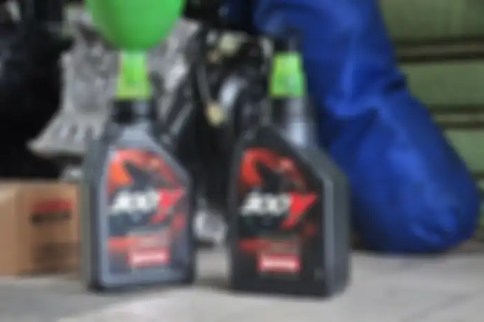 Oli Motul 300V dilengkapi tutup model selang.