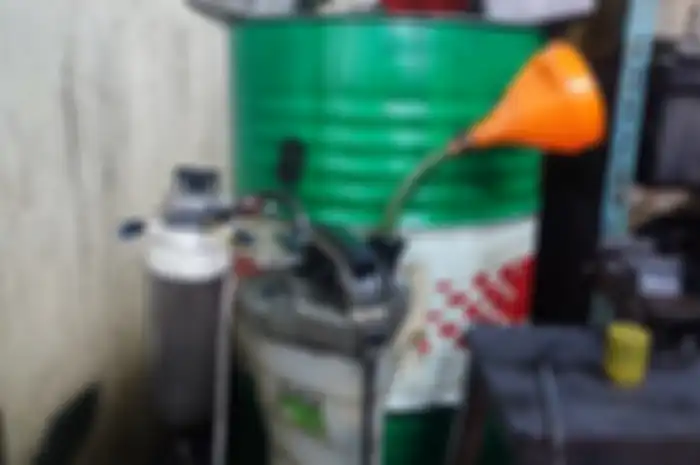 Ilustrasi drum oli bekas. Bengkel motor di Bekasi beberkan fakta pengepul oli bekas.